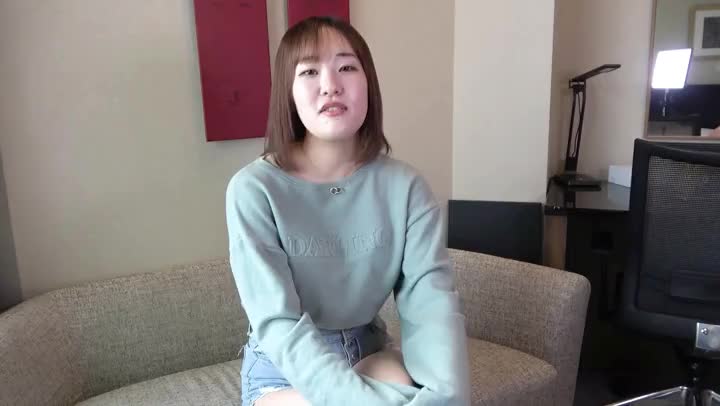 GS417 因為沒有錢，所以叫來了不能做愛的到府男士美容，來了一位性感辣妹，用精油按摩肉棒的好色辣妹！這樣也不錯…她直接要求「變硬了呢，做愛吧」！ ！可是…